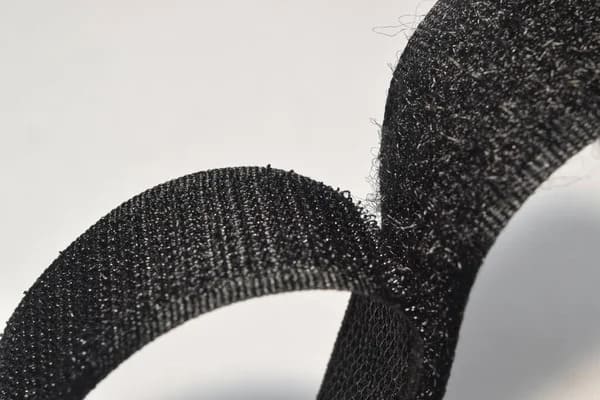 velcro-negro-fondo-gris
