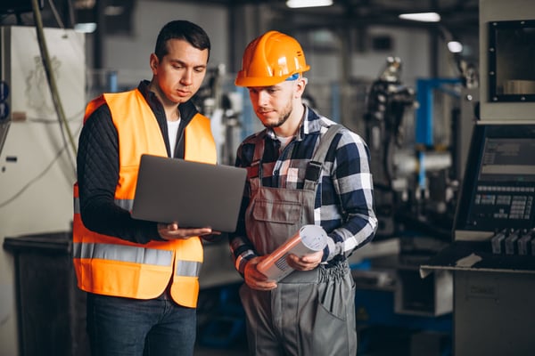 dos-jovenes-constructores-platicando