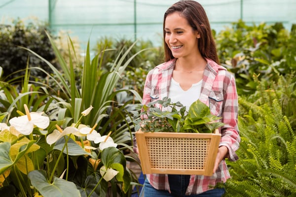 mujer con plantas