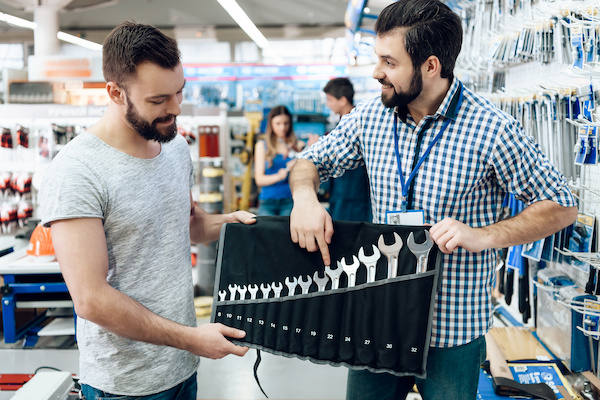 vendedor de ferreteria mostrando un producto a un cliente