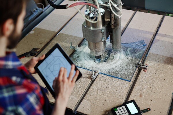 trabajador empleando tecnologia en fabrica