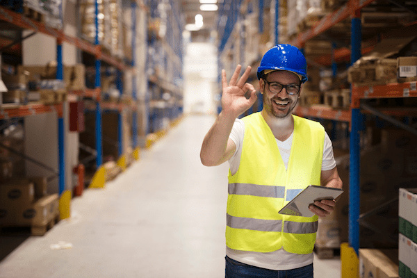 trabajador de logistica en bodega de inventario