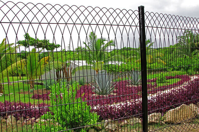 reja milan con plantas de fondo