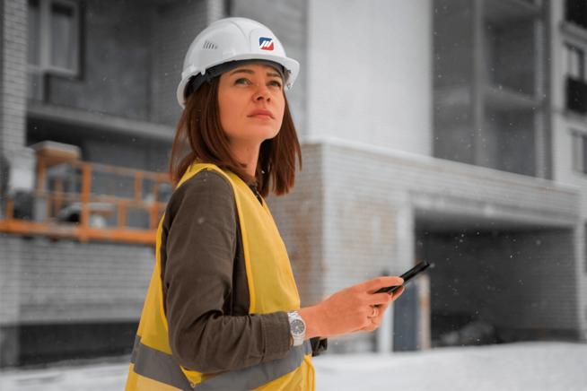 mujer constructora con casco 