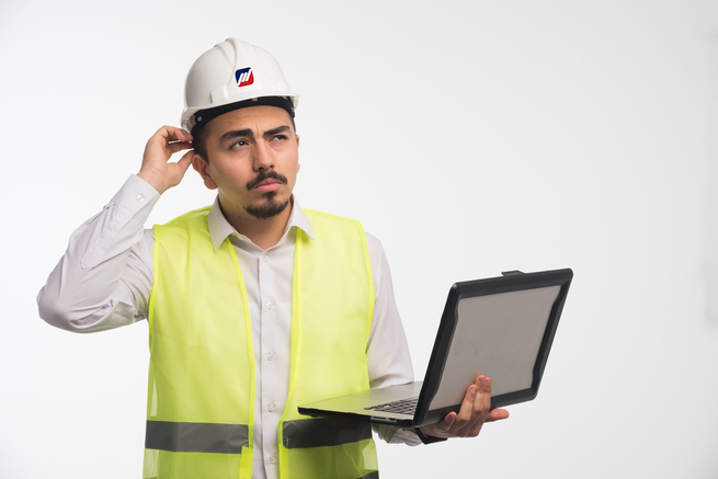 operador con casco indasa