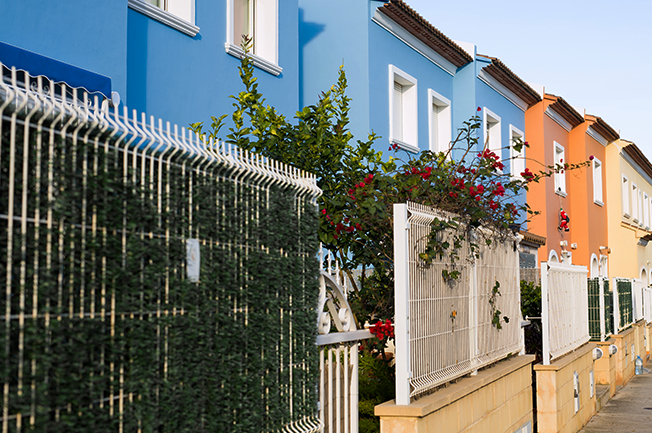Cercos seguros y con estilo: cómo elegir el mejor material para tu casa o negocio