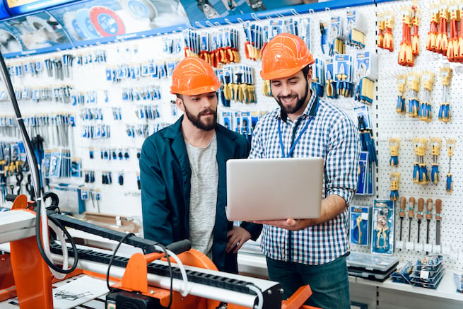 trabajadores observando un laptop