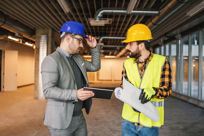 proveedor de materiales hablando con emprendedor